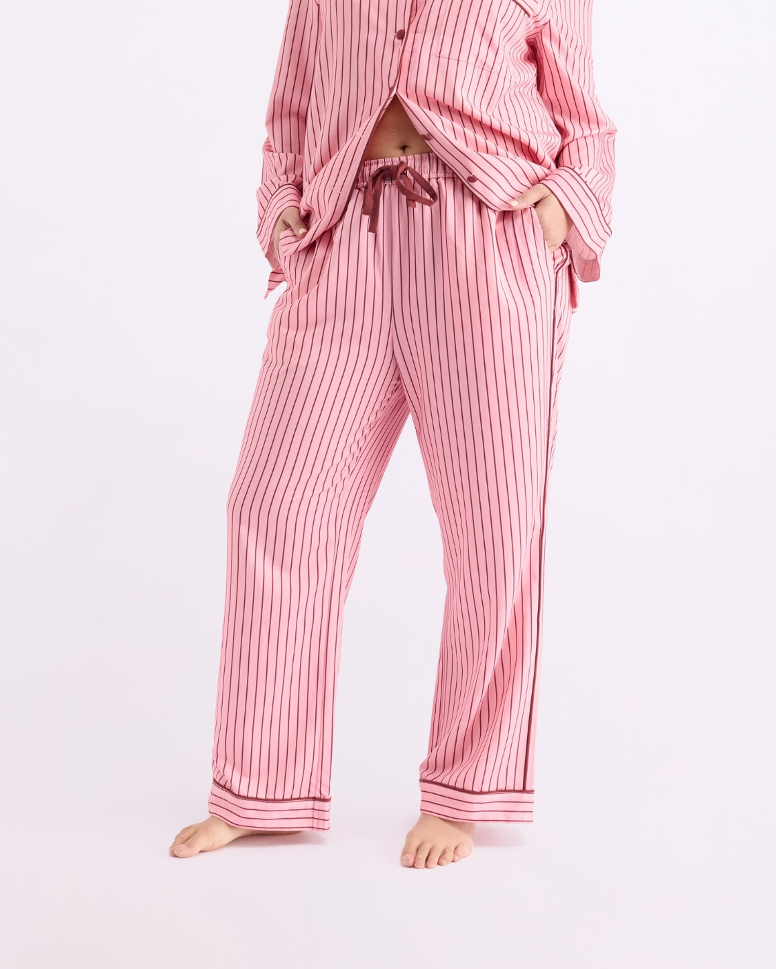 model:Tash|caption:Tash wears a size XXL|text:#ffffff